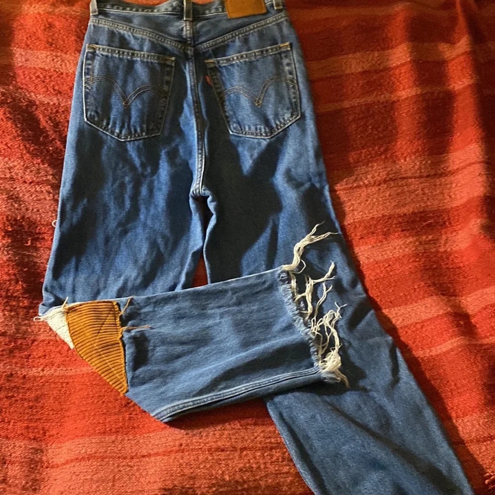 LEVI’S HIGH LOOSE JEANS CUSTOM SIZE 23 PREMIUM DENIM WITH PATCHES - Picture 6 of 8